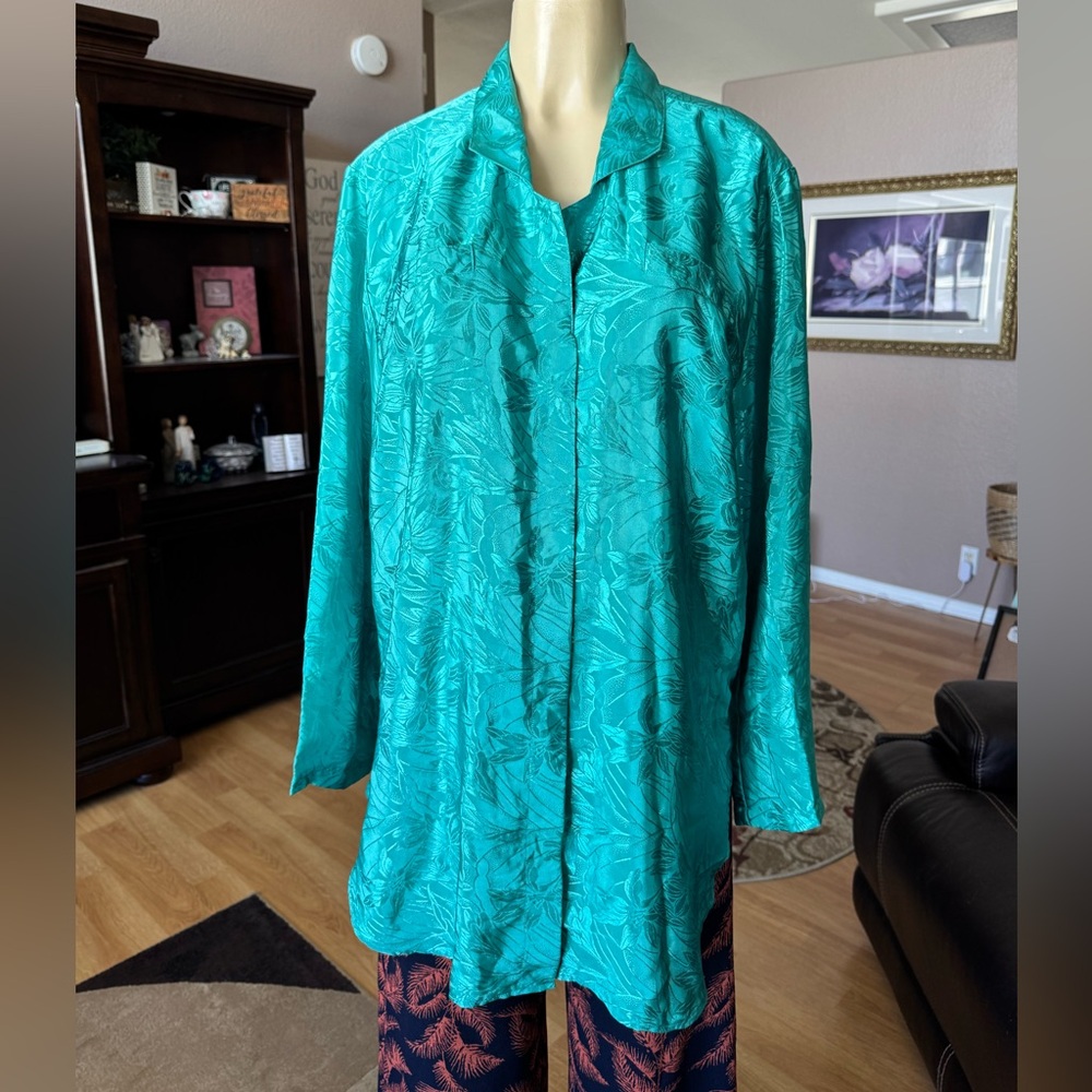 Contemporary green long sleeve button up the front tunic-size L